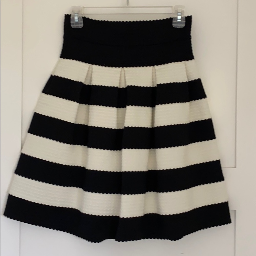Girls from Savoy black and cream skirt (m)